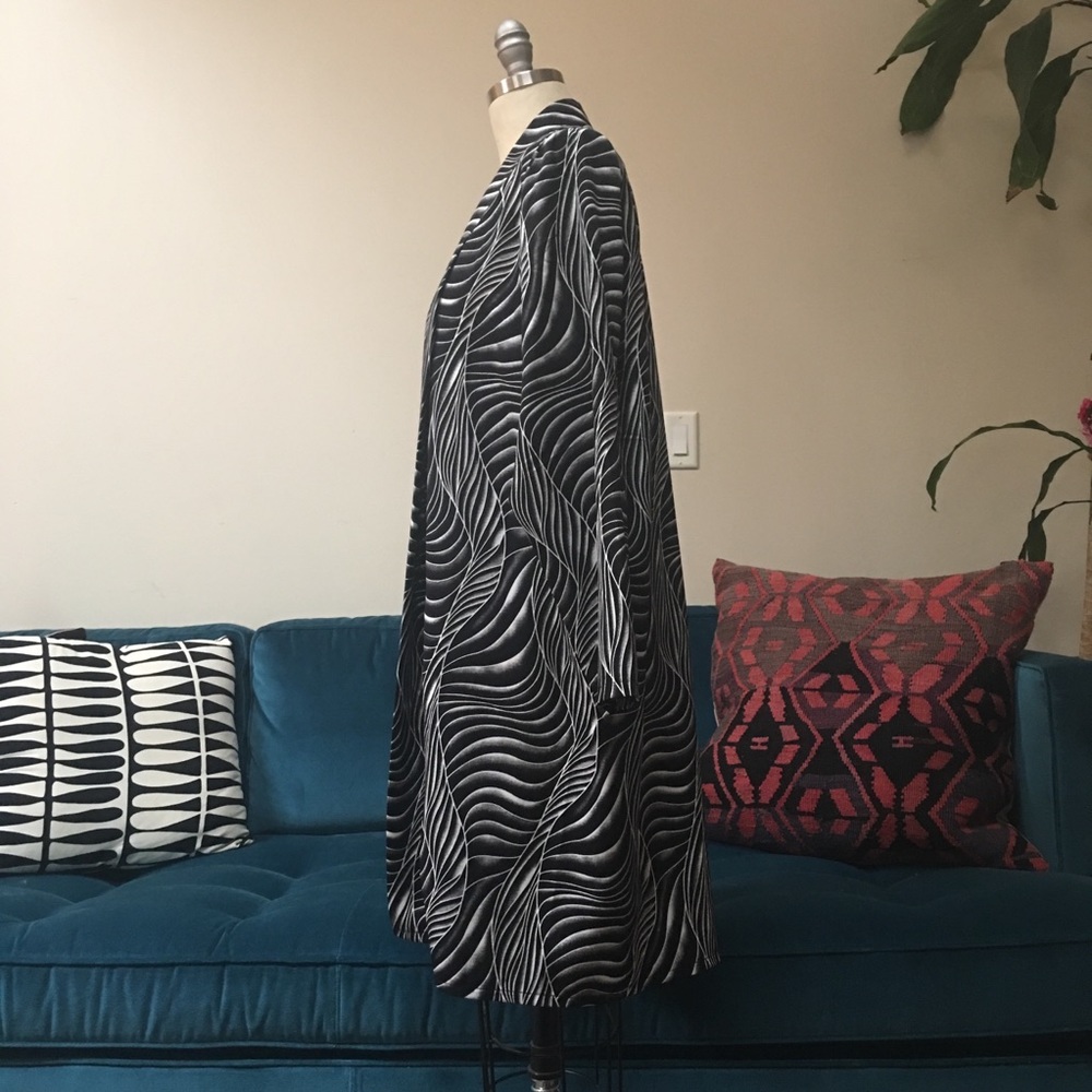 Black & White Pattern Kimono Style Robe Jacket - Picture 3 of 4